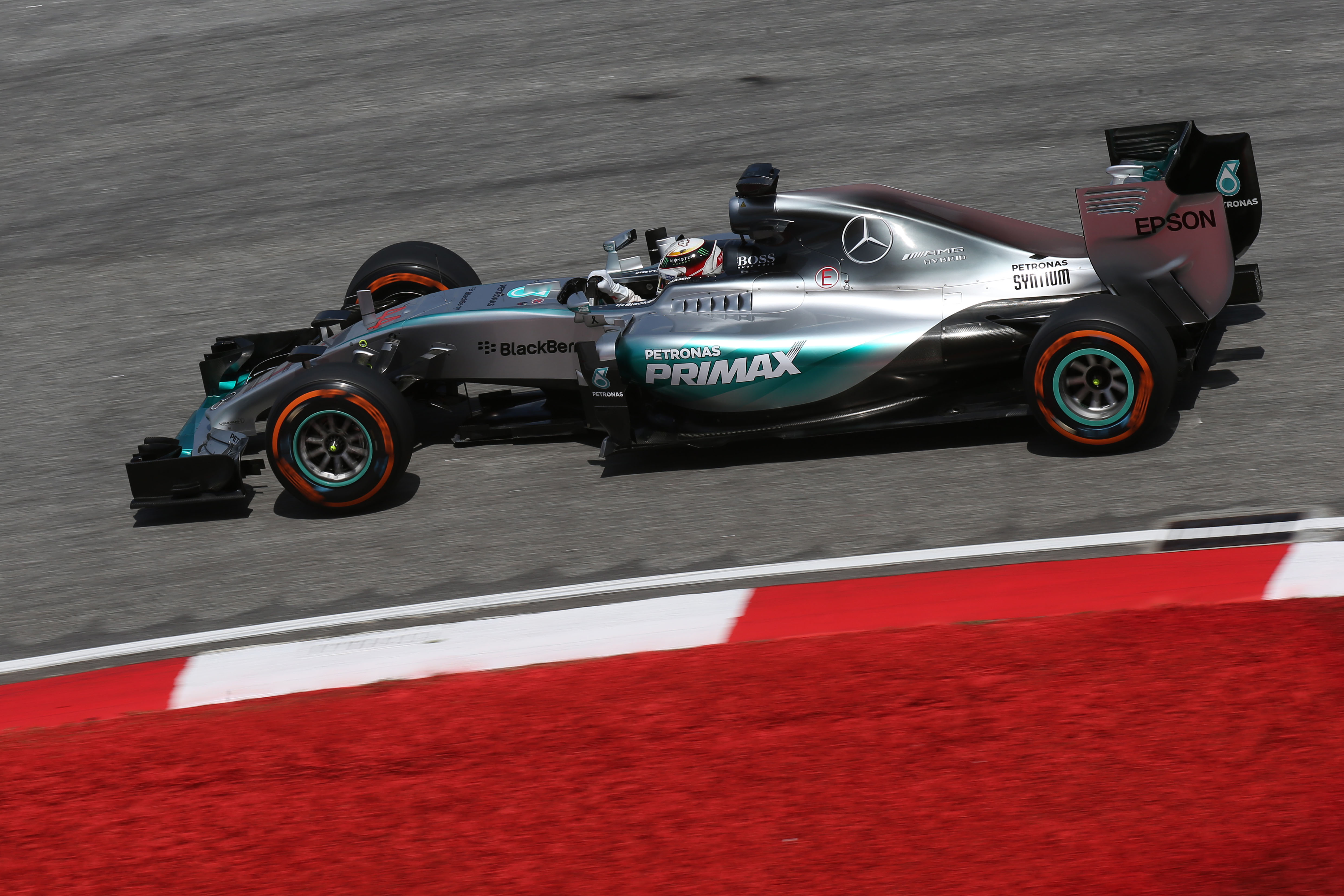 Hamilton leads Raikkonen in Shanghai