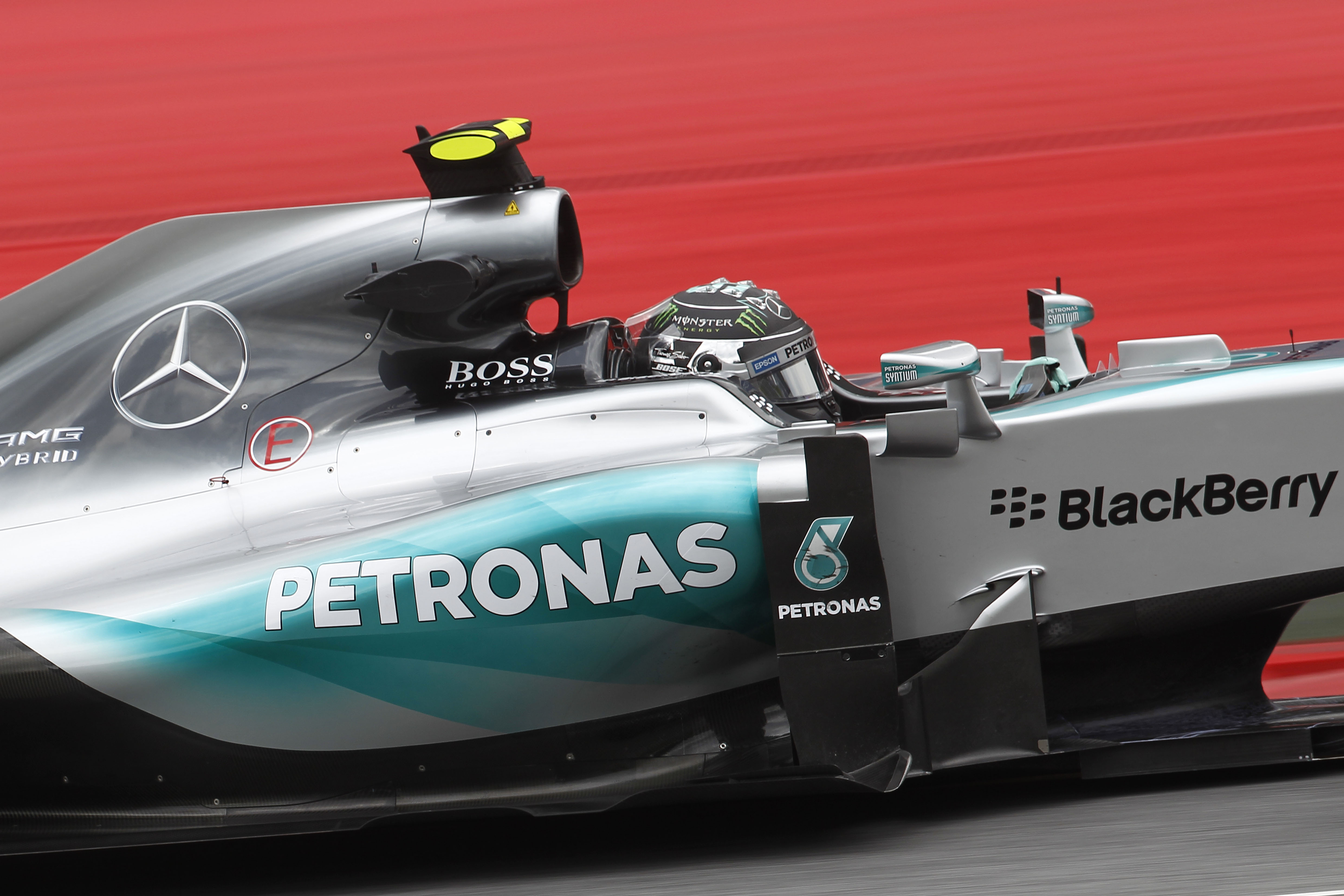 Rosberg leads the way in second practice