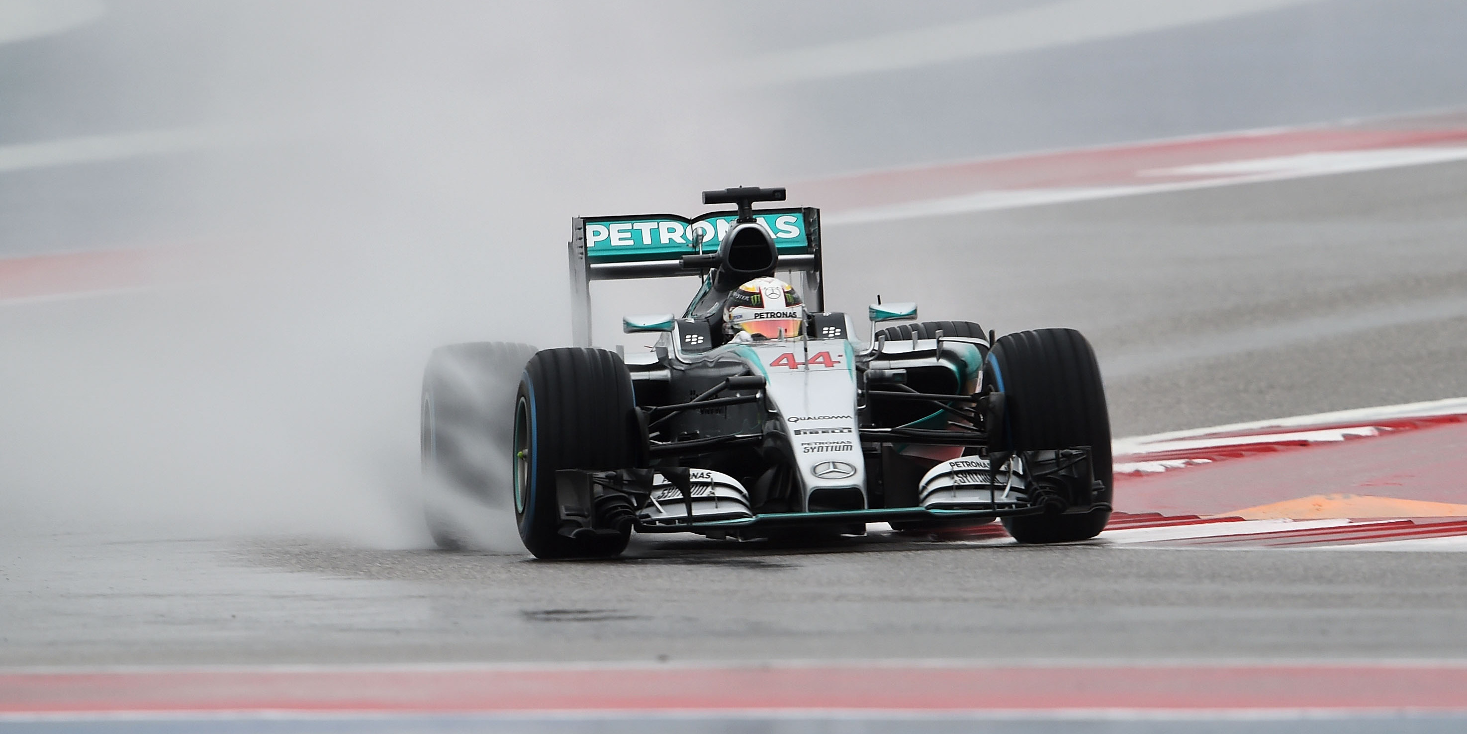 Hamilton not ready to take risks to beat Rosberg in Austin