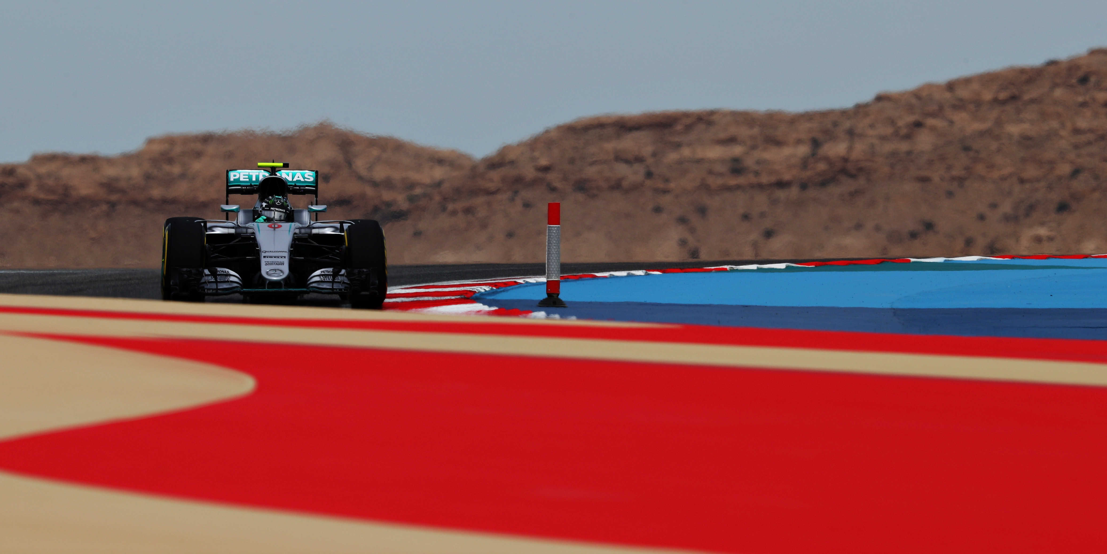 Rosberg leads the way in Bahrain first practice
