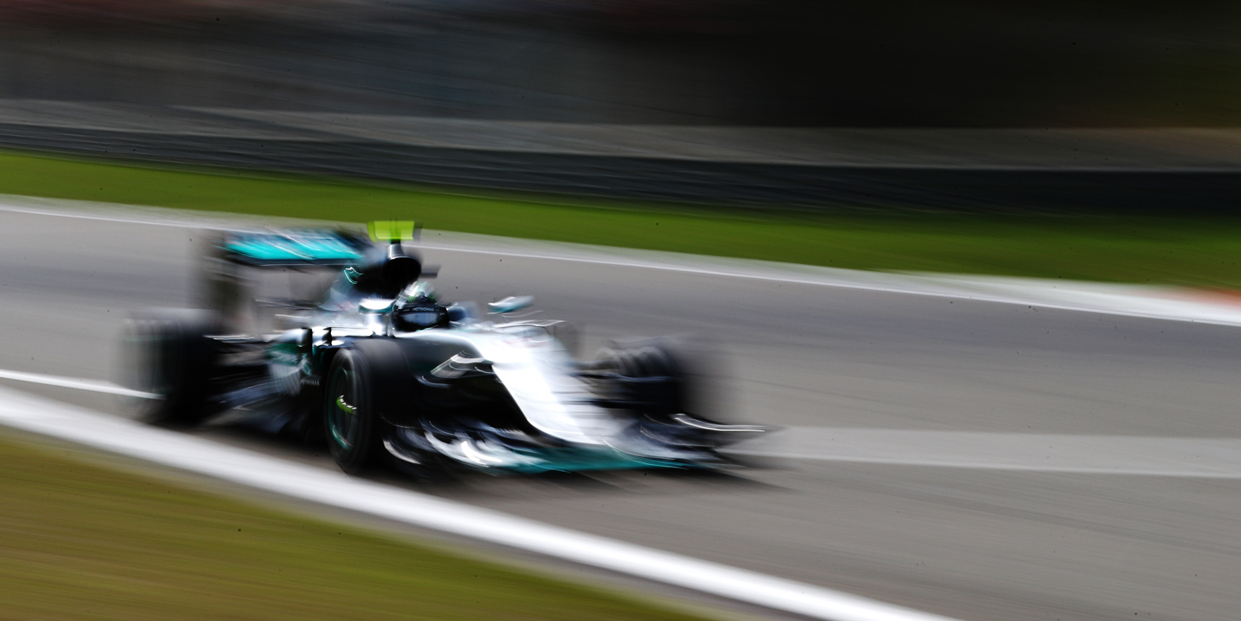 Rosberg fastest as tyre failures halt F1 practice in China