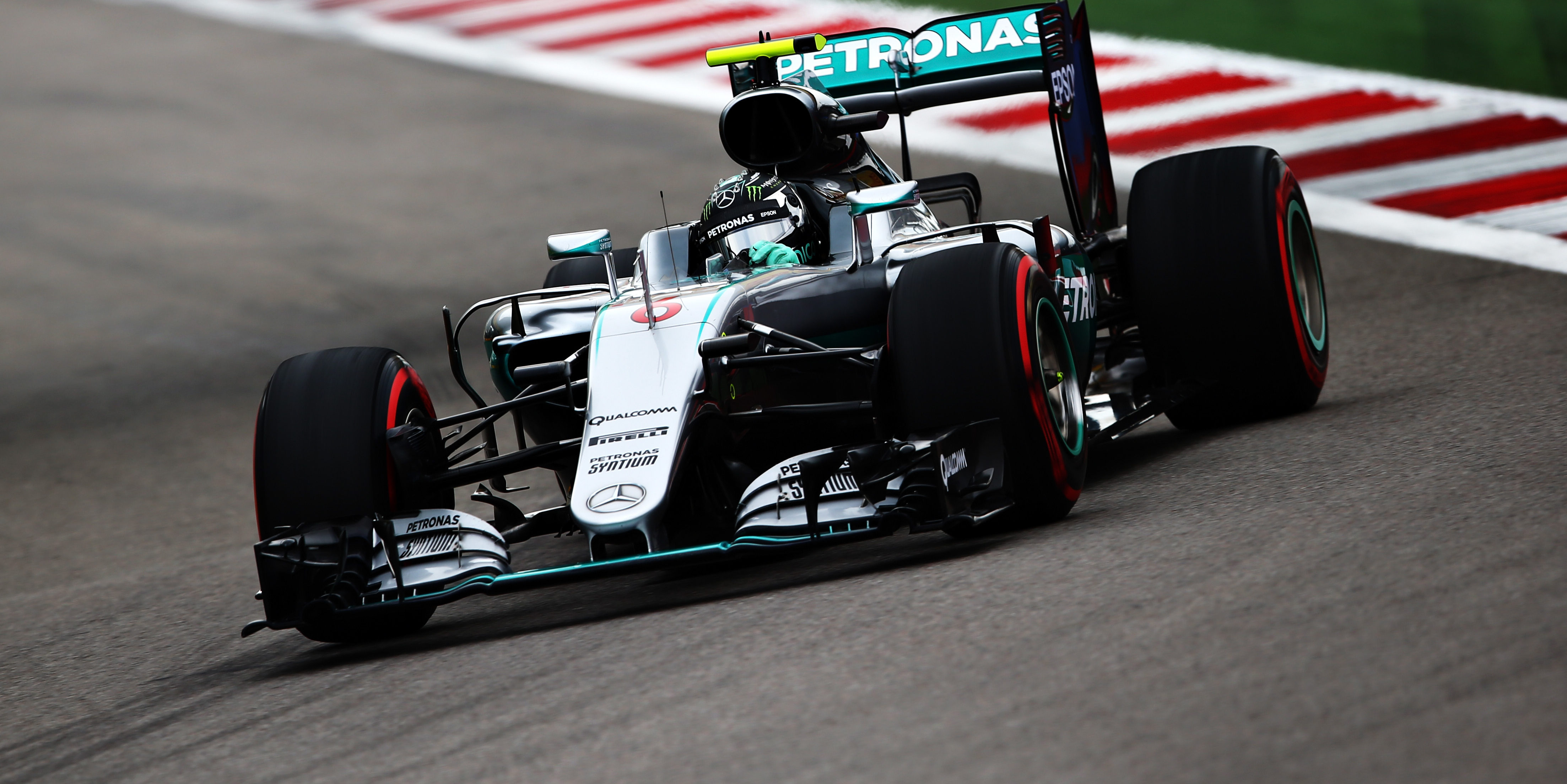 Rosberg takes pole as Hamilton suffers engine problem in Sochi