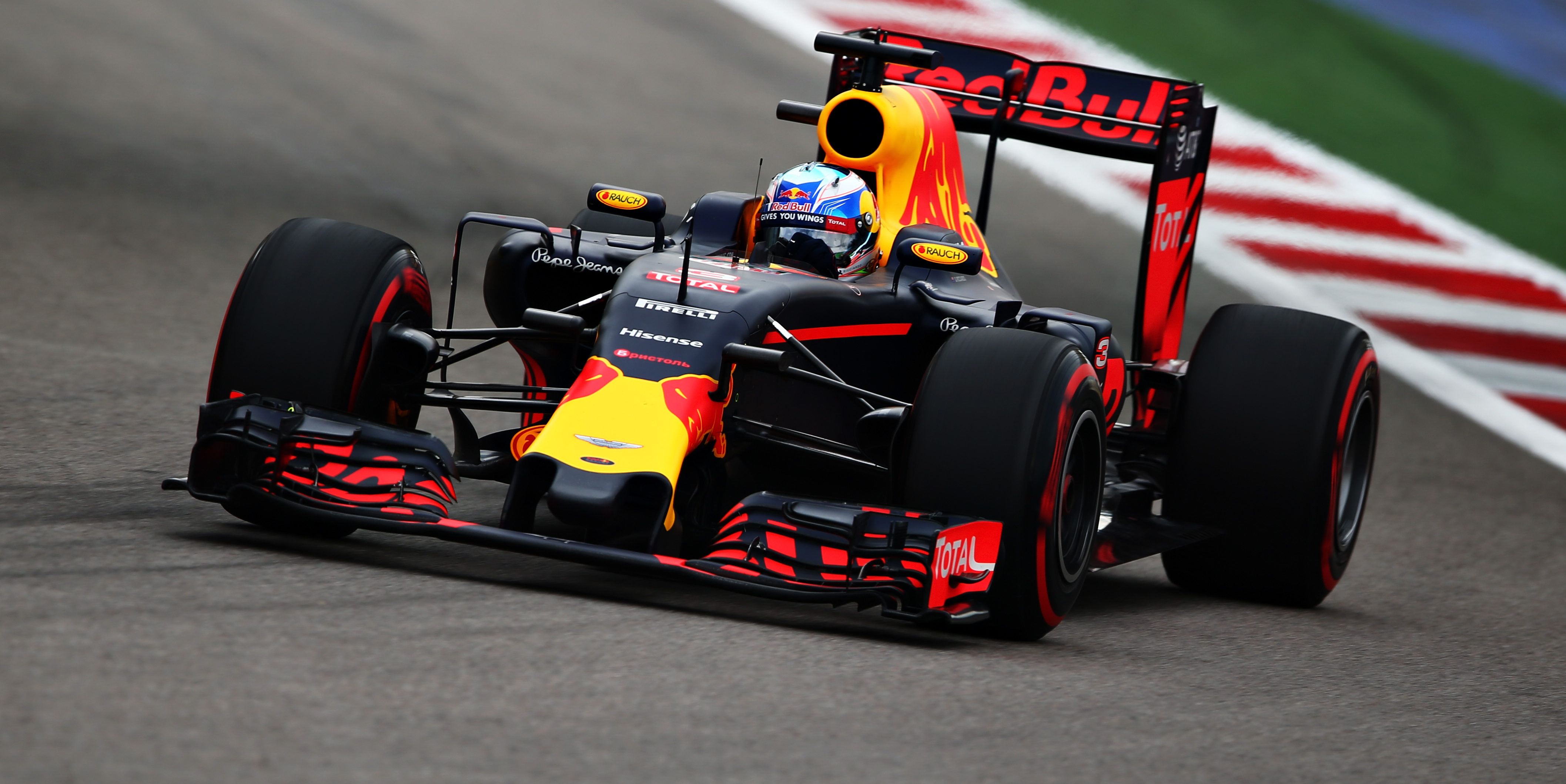 Ricciardo hoping to fight Williams in Sochi