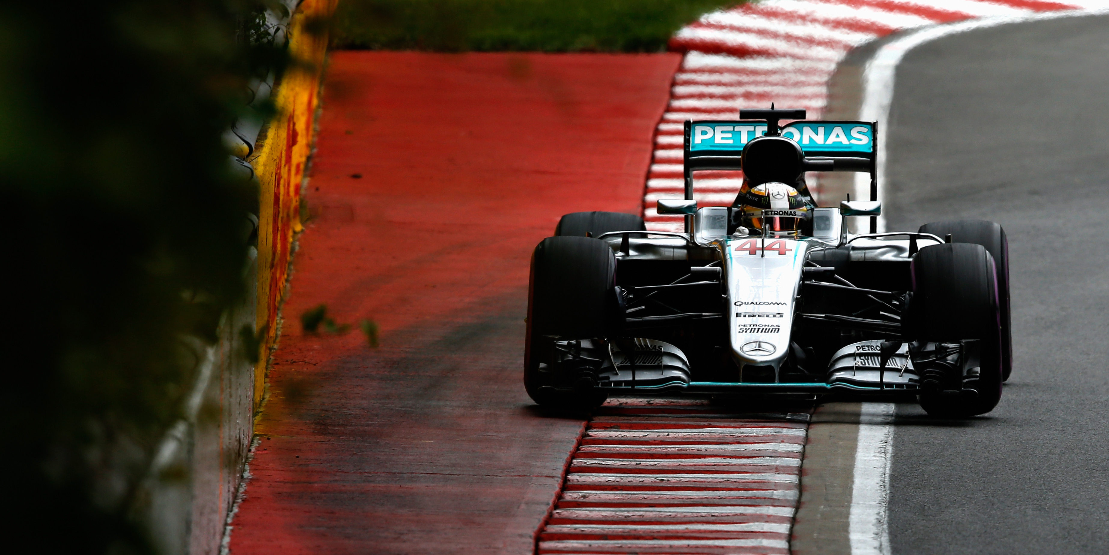 Hamilton edges Rosberg in thrilling Canada qualifying