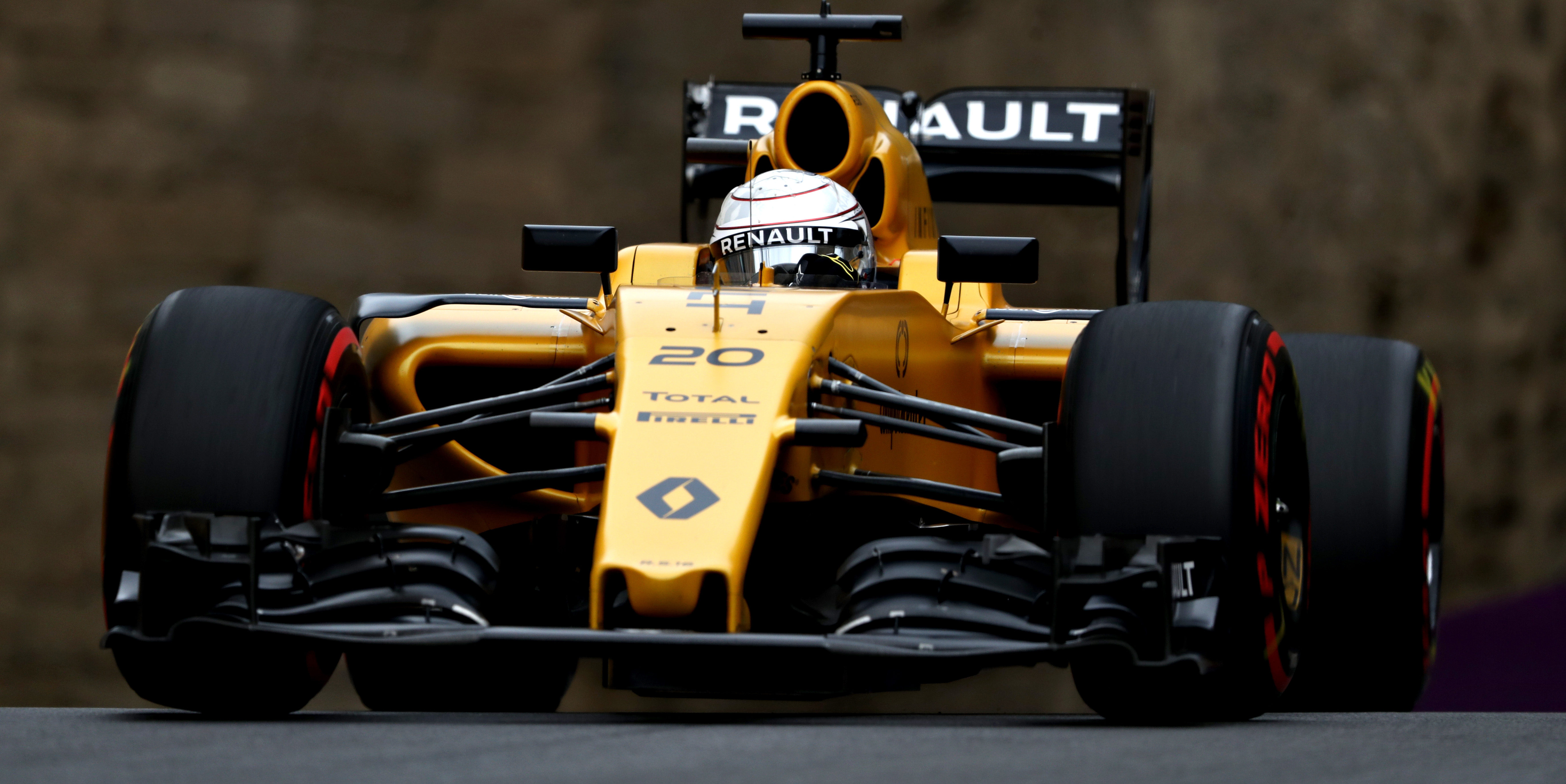 Magnussen admits Renault are too slow