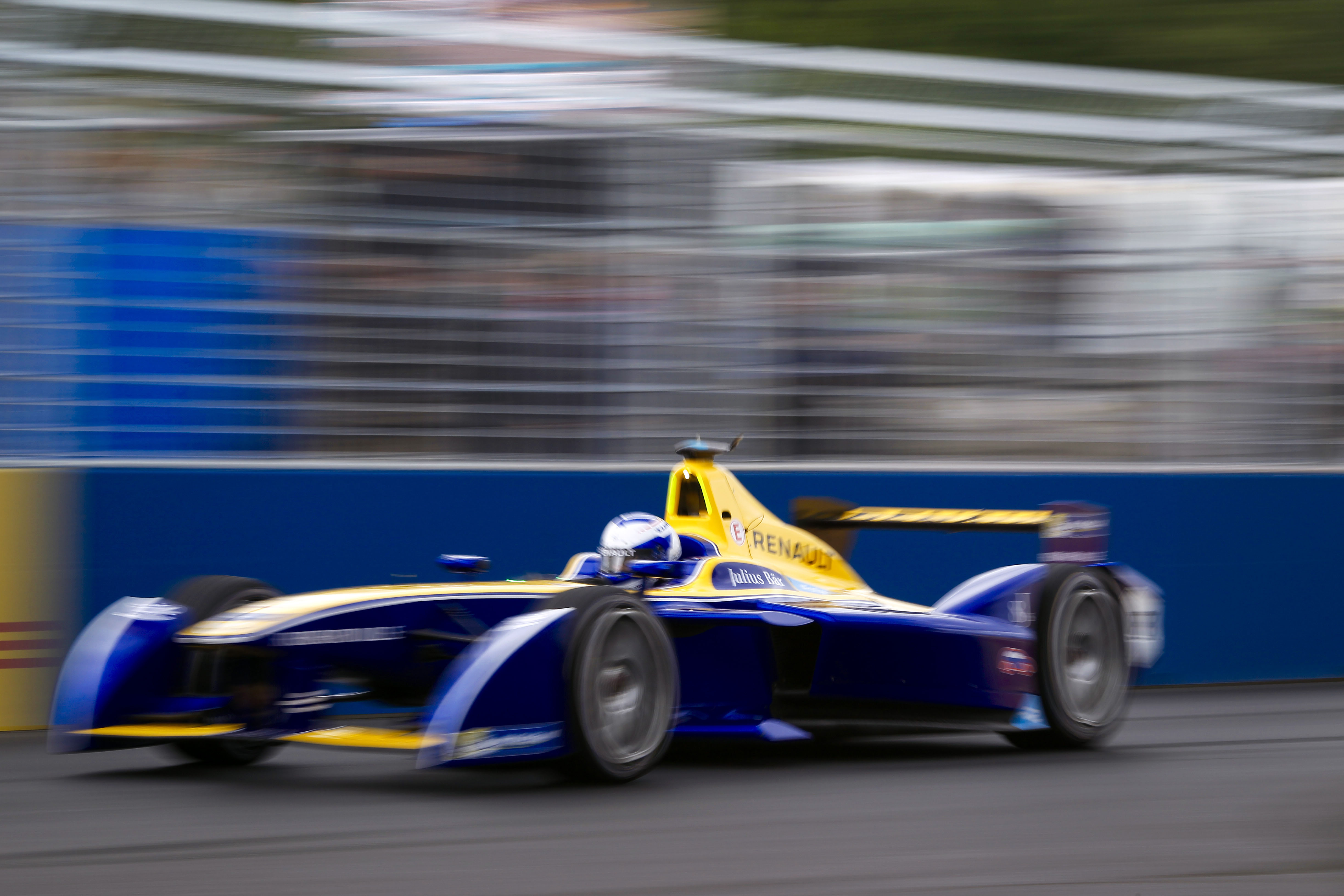 Prost fastest in London ePrix first practice