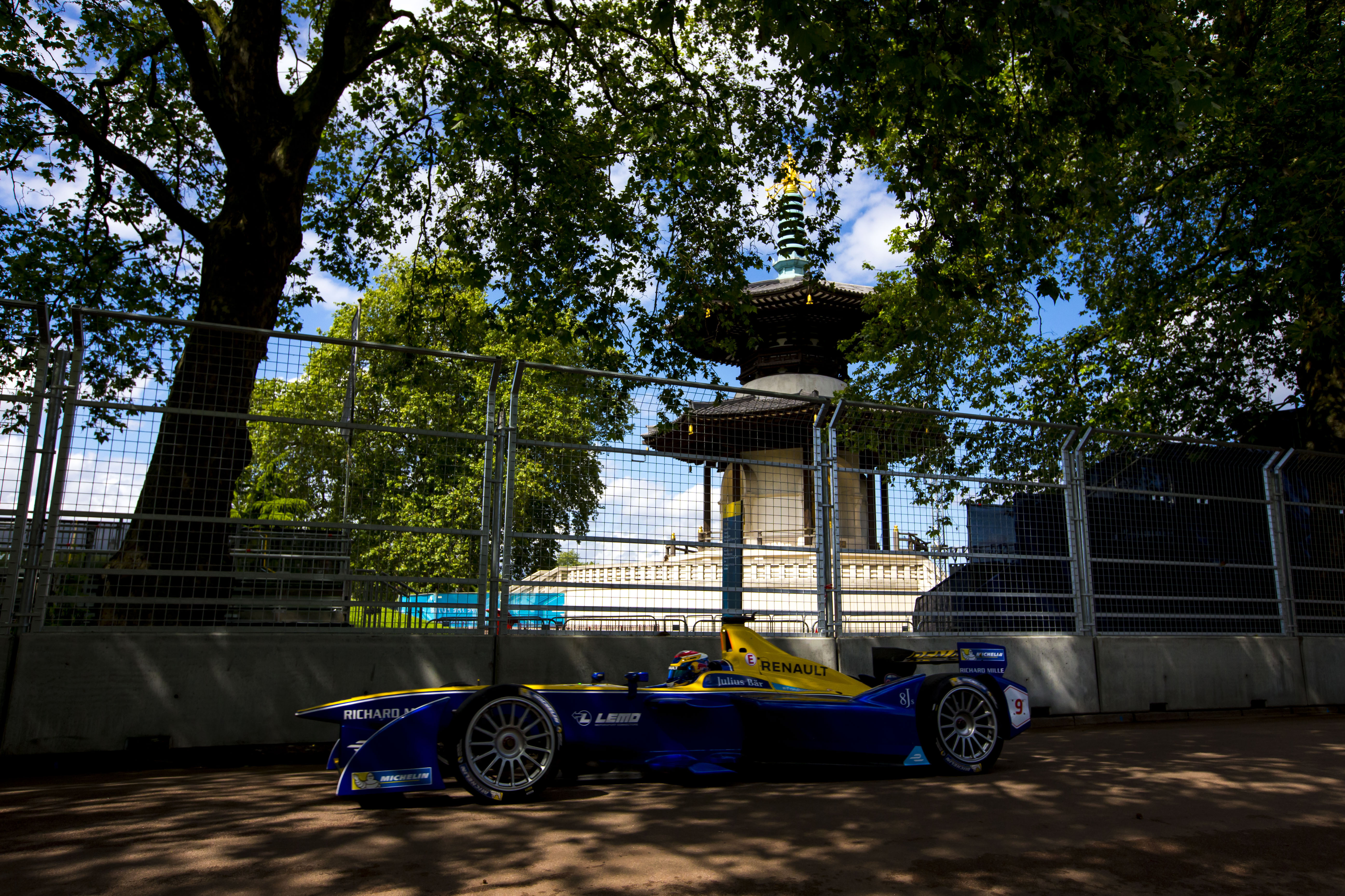 Prost beats Senna to win London ePrix
