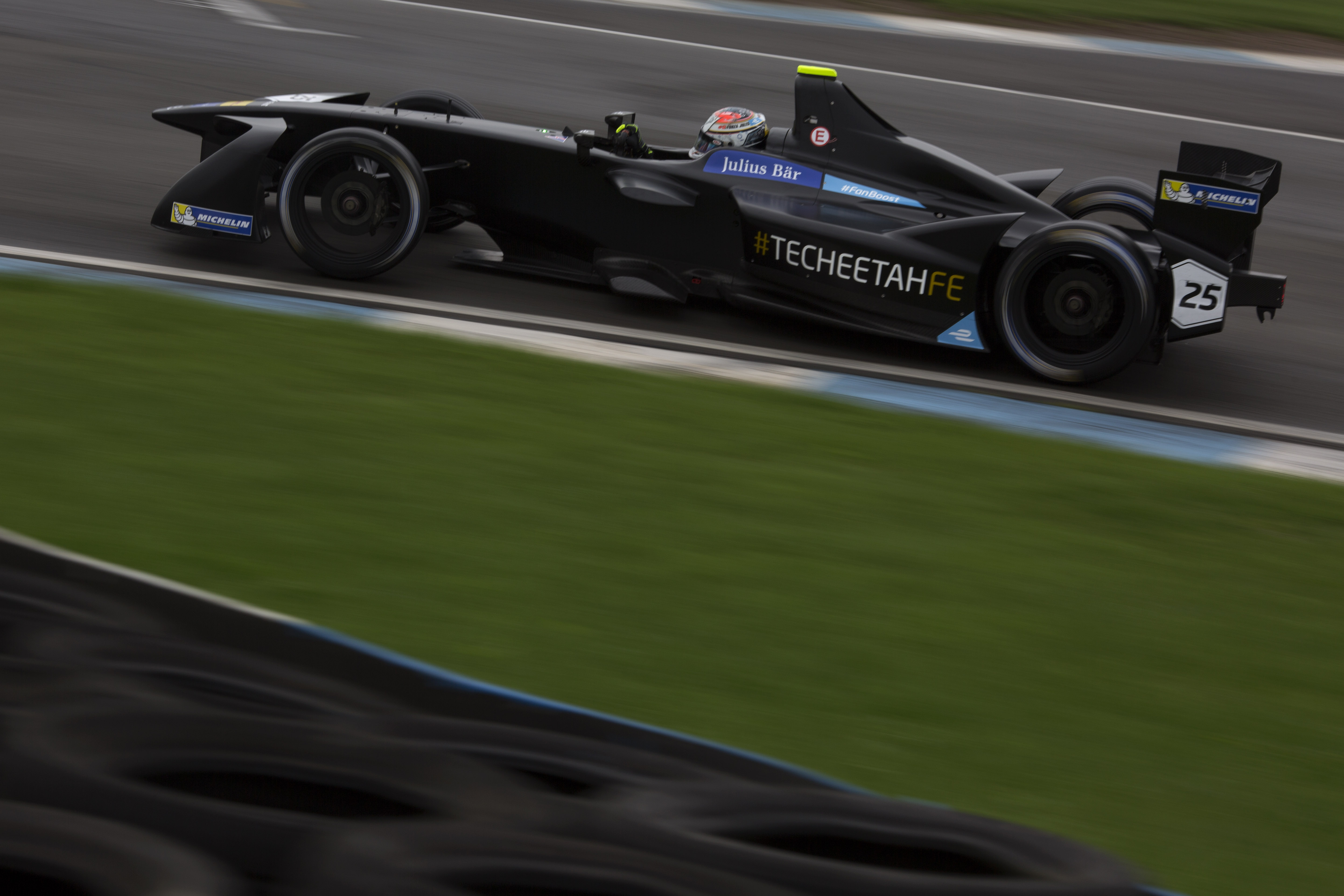 Vergne quickest again at Donington Park