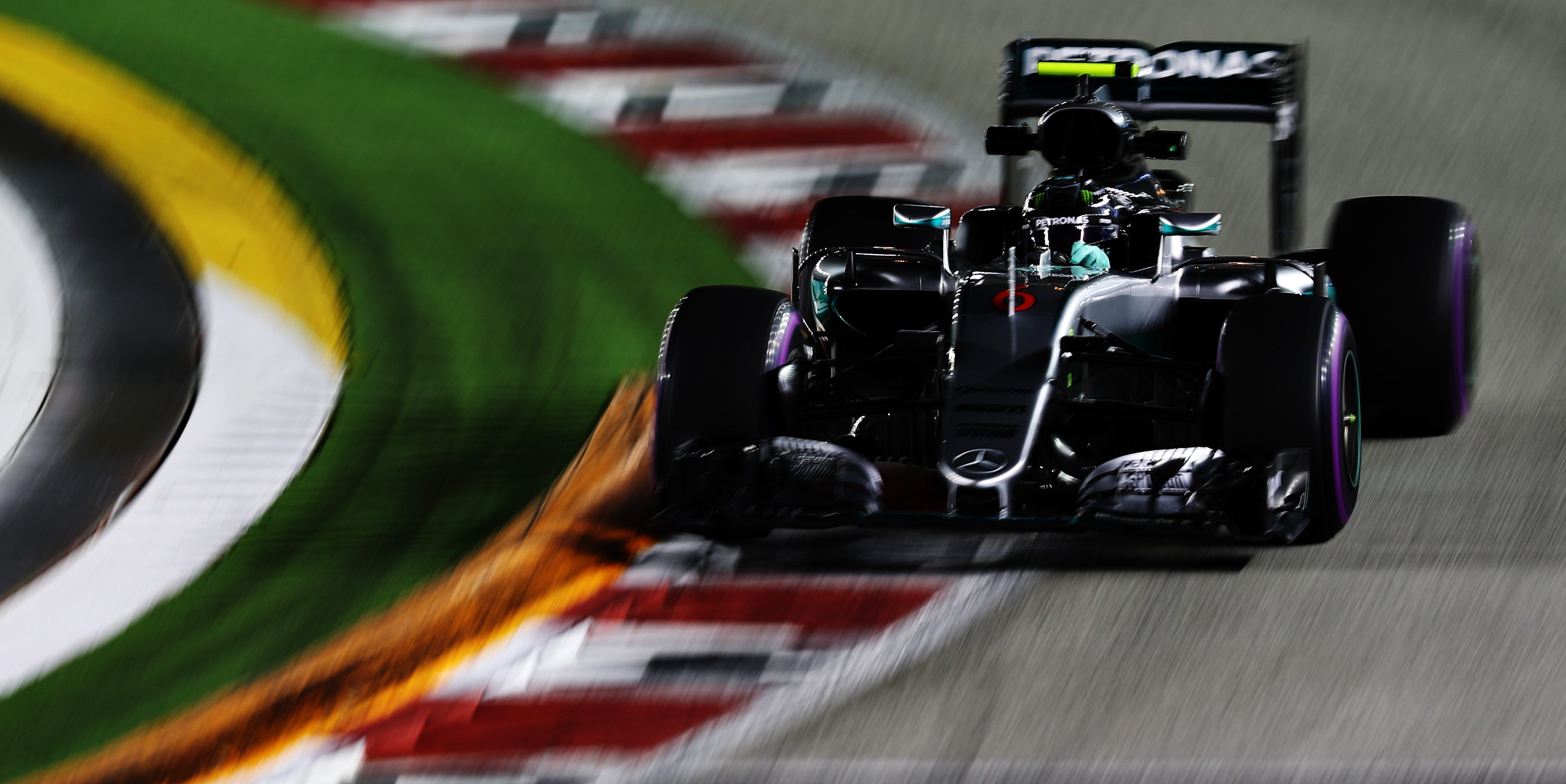 Rosberg leads Raikkonen in Singapore GP second practice