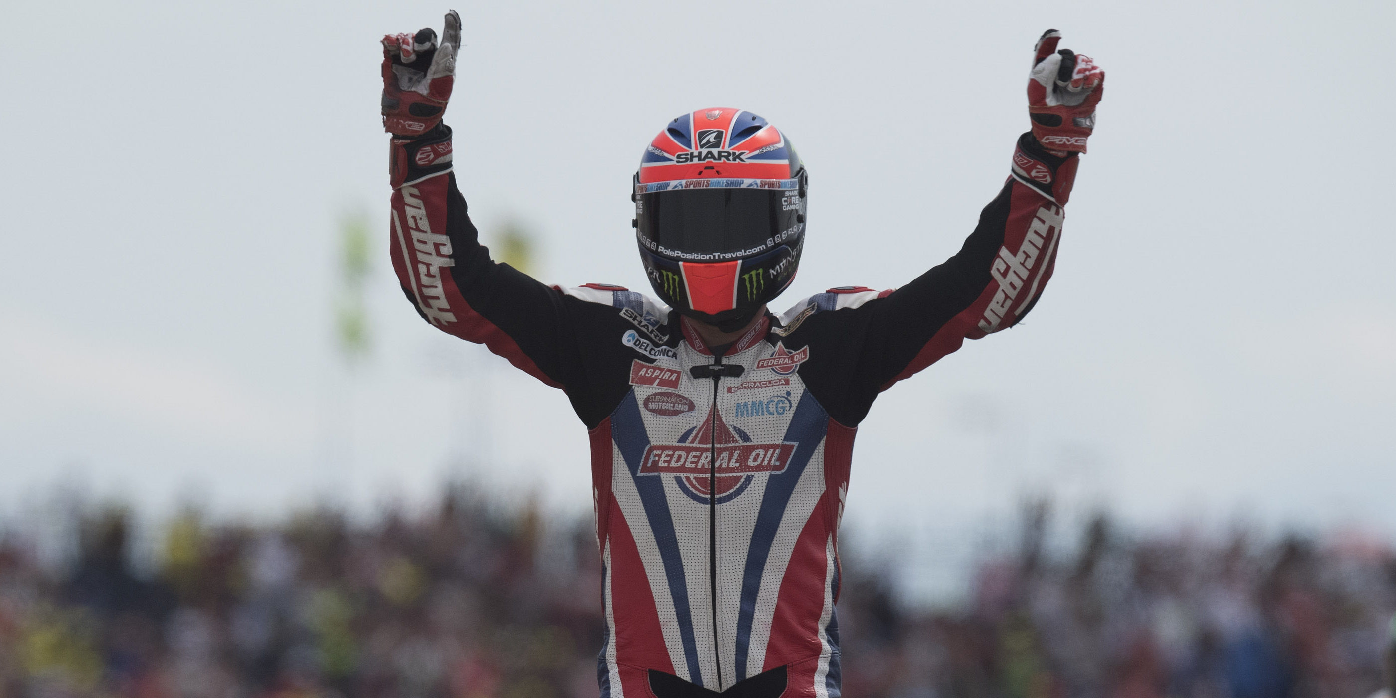 Lowes wins as title battle closes up