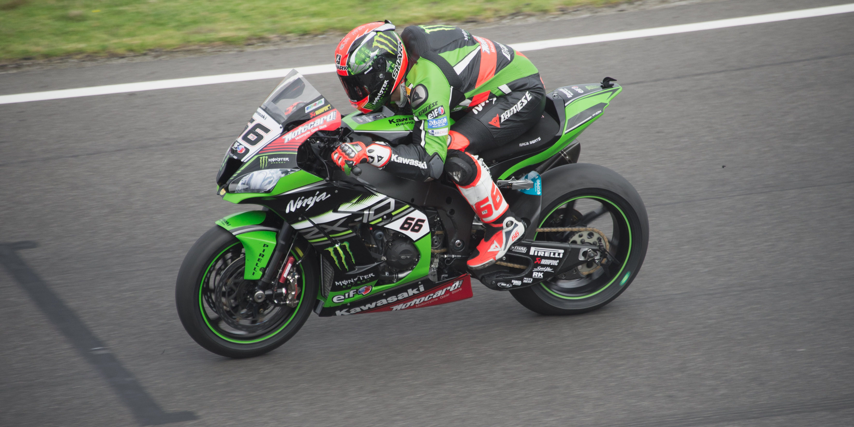 Sykes storms to Jerez Superpole