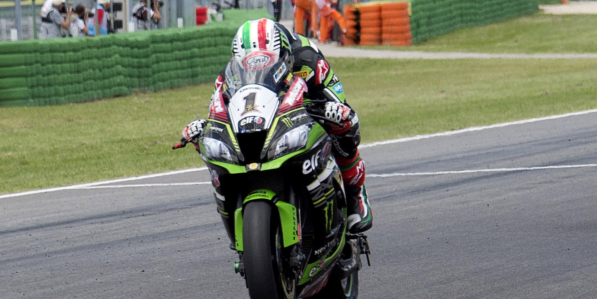 Rea secures pole for title decider