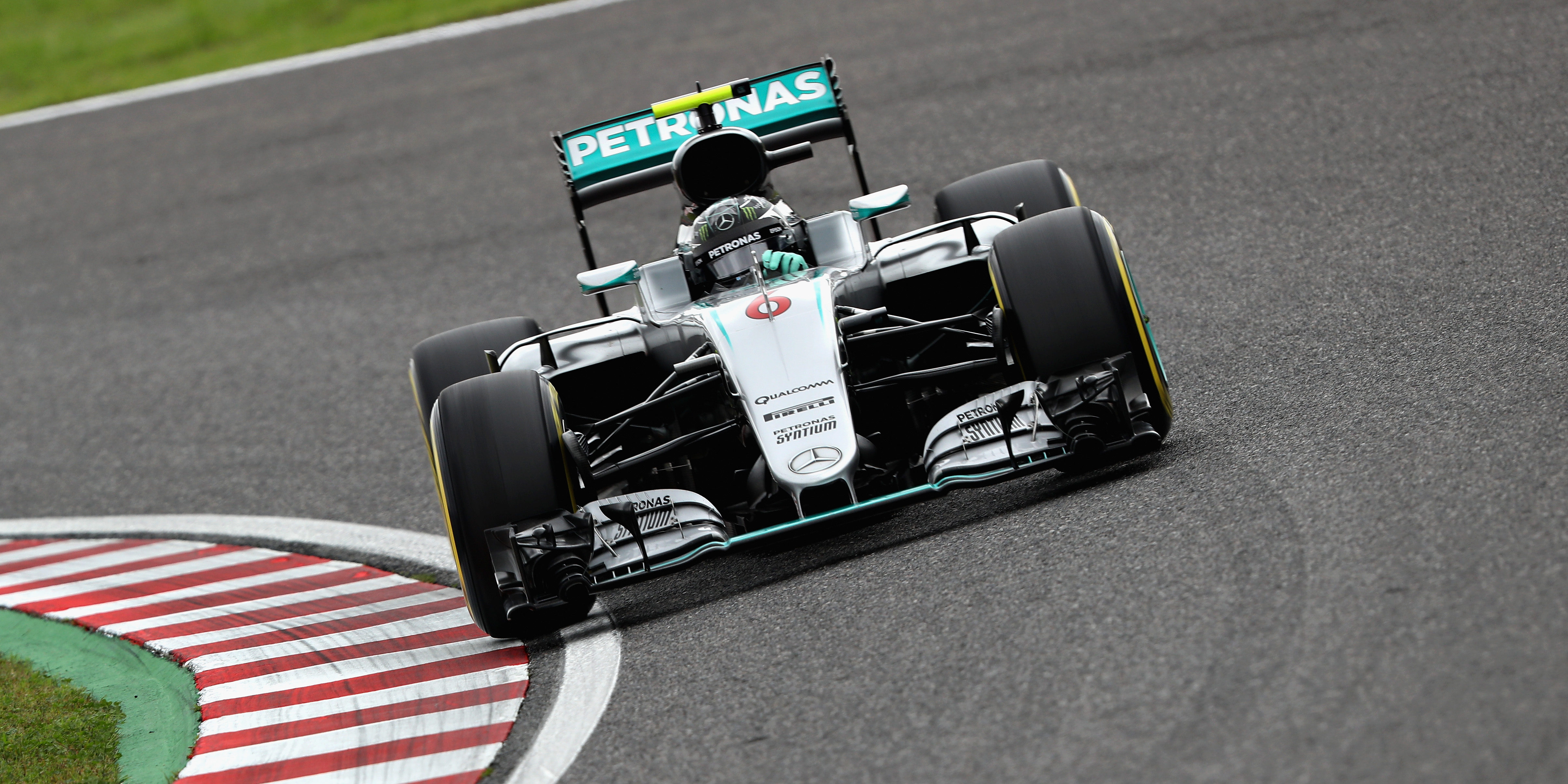 Rosberg beats Hamilton to pole at Suzuka