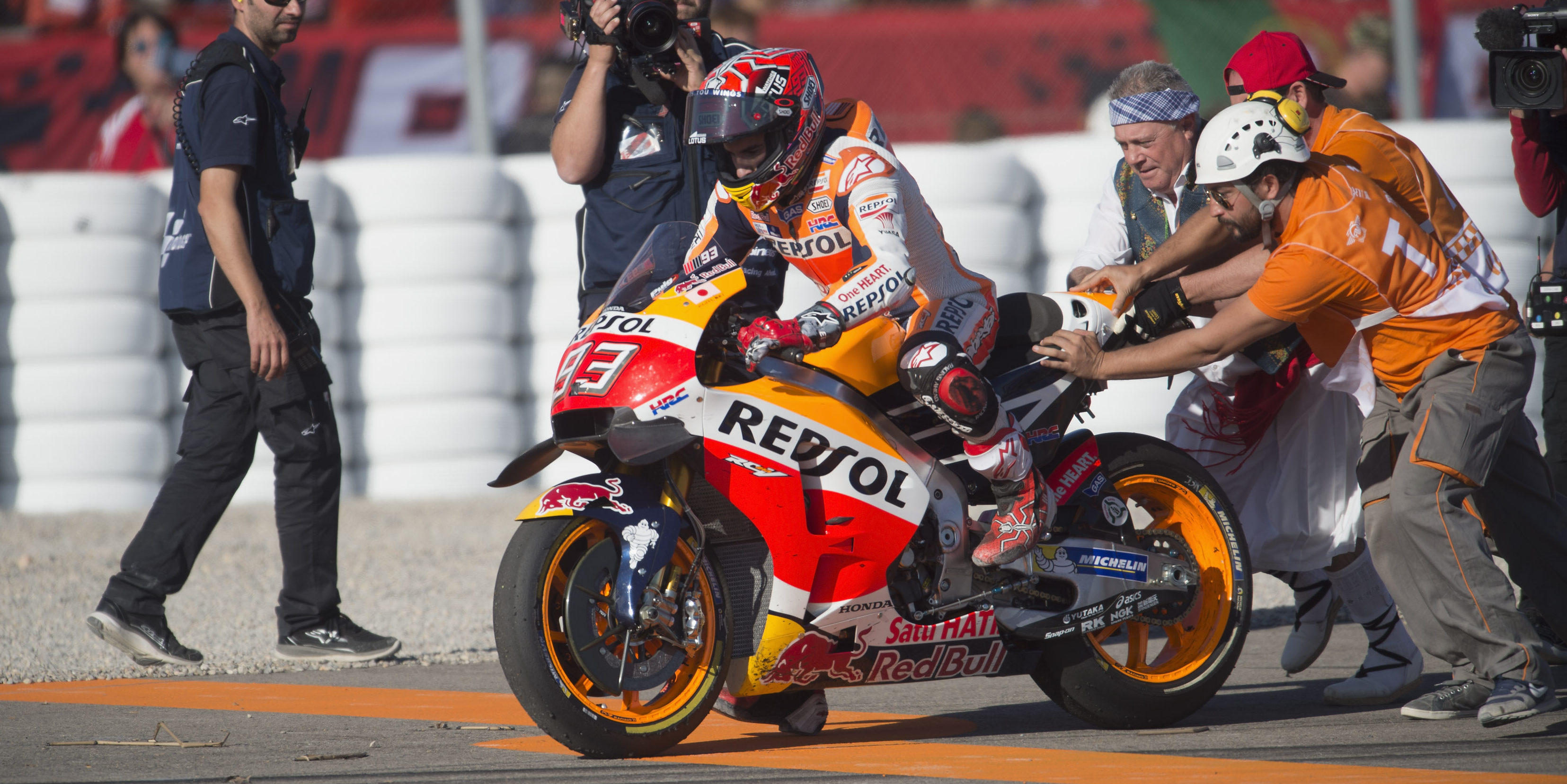 Marquez recovers from poor start to take second