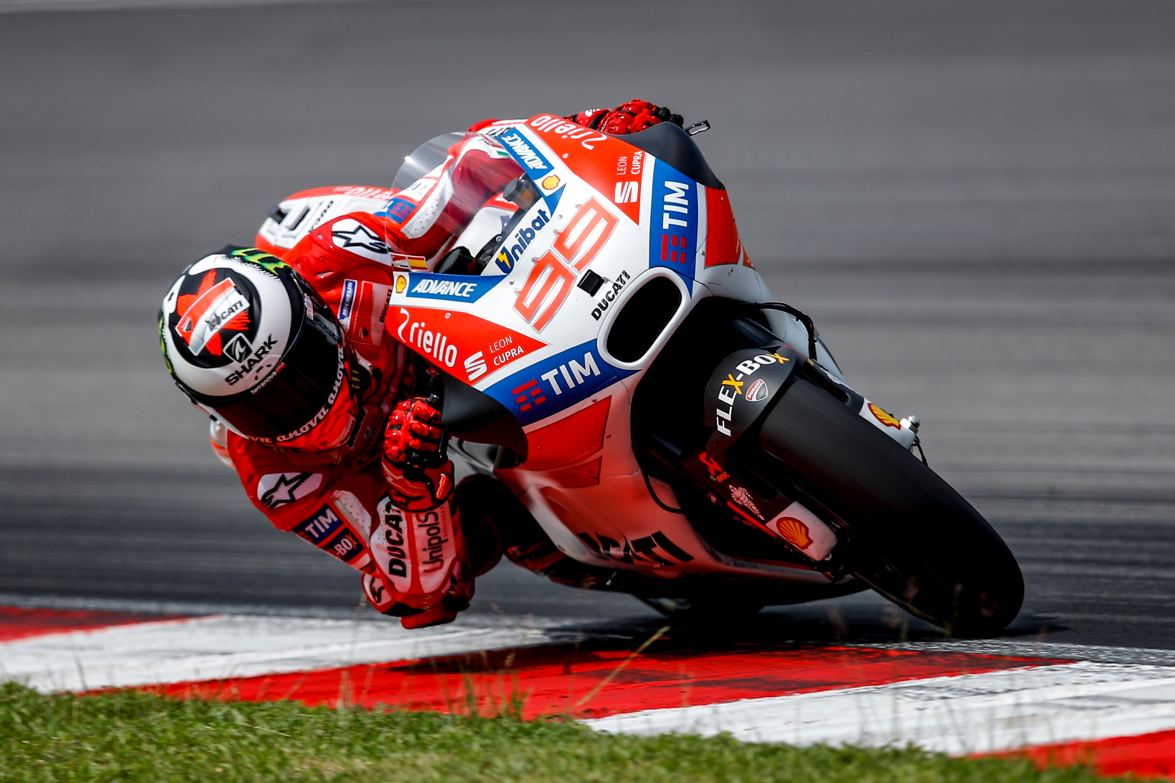 Tough start for Lorenzo in Sepang