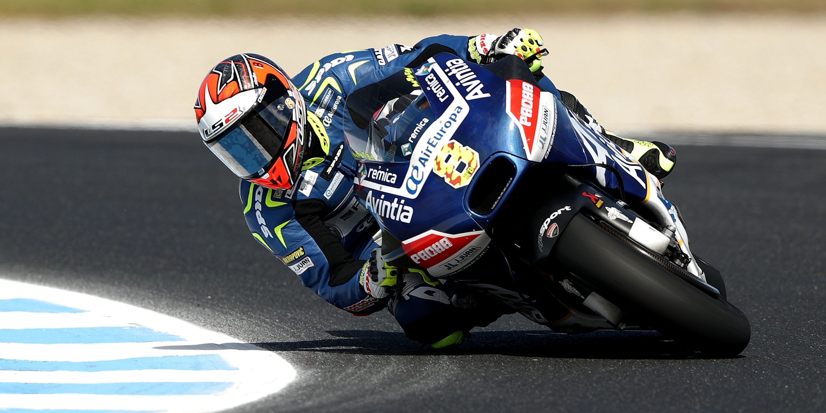 Barbera breaks collarbone in training accident