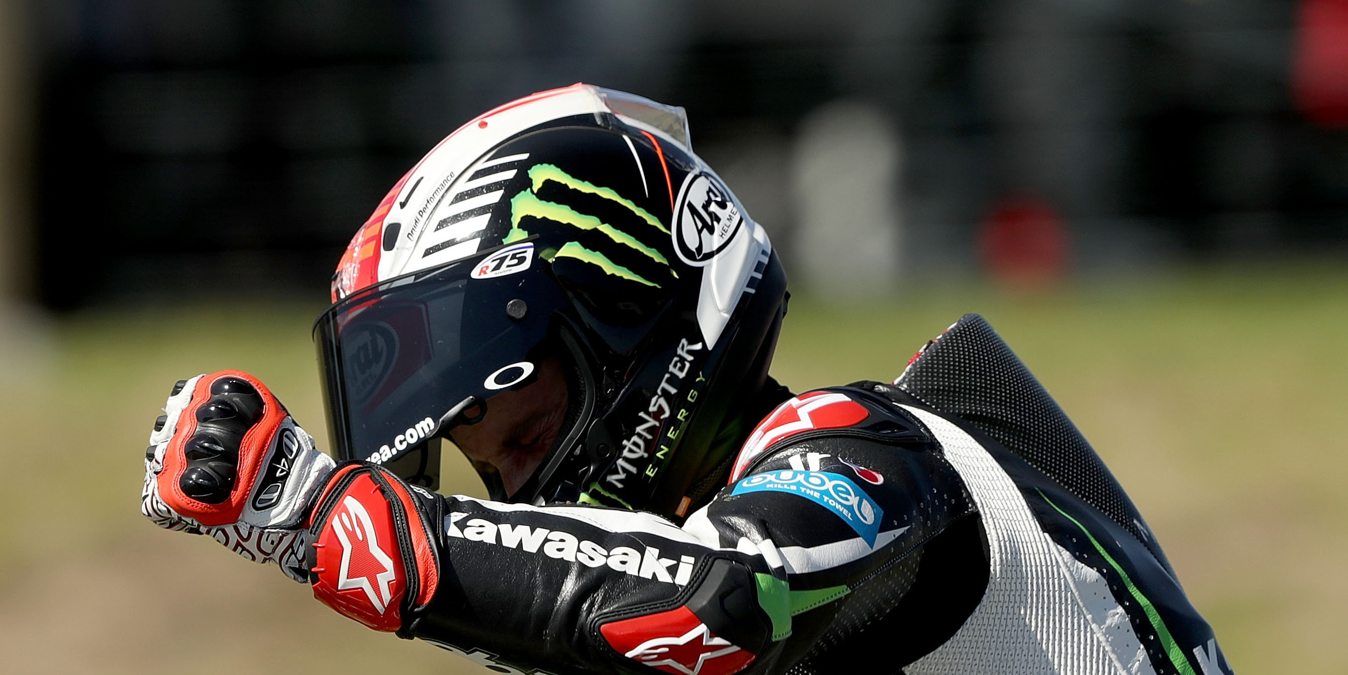 Rea blitzes lap record for Thailand pole