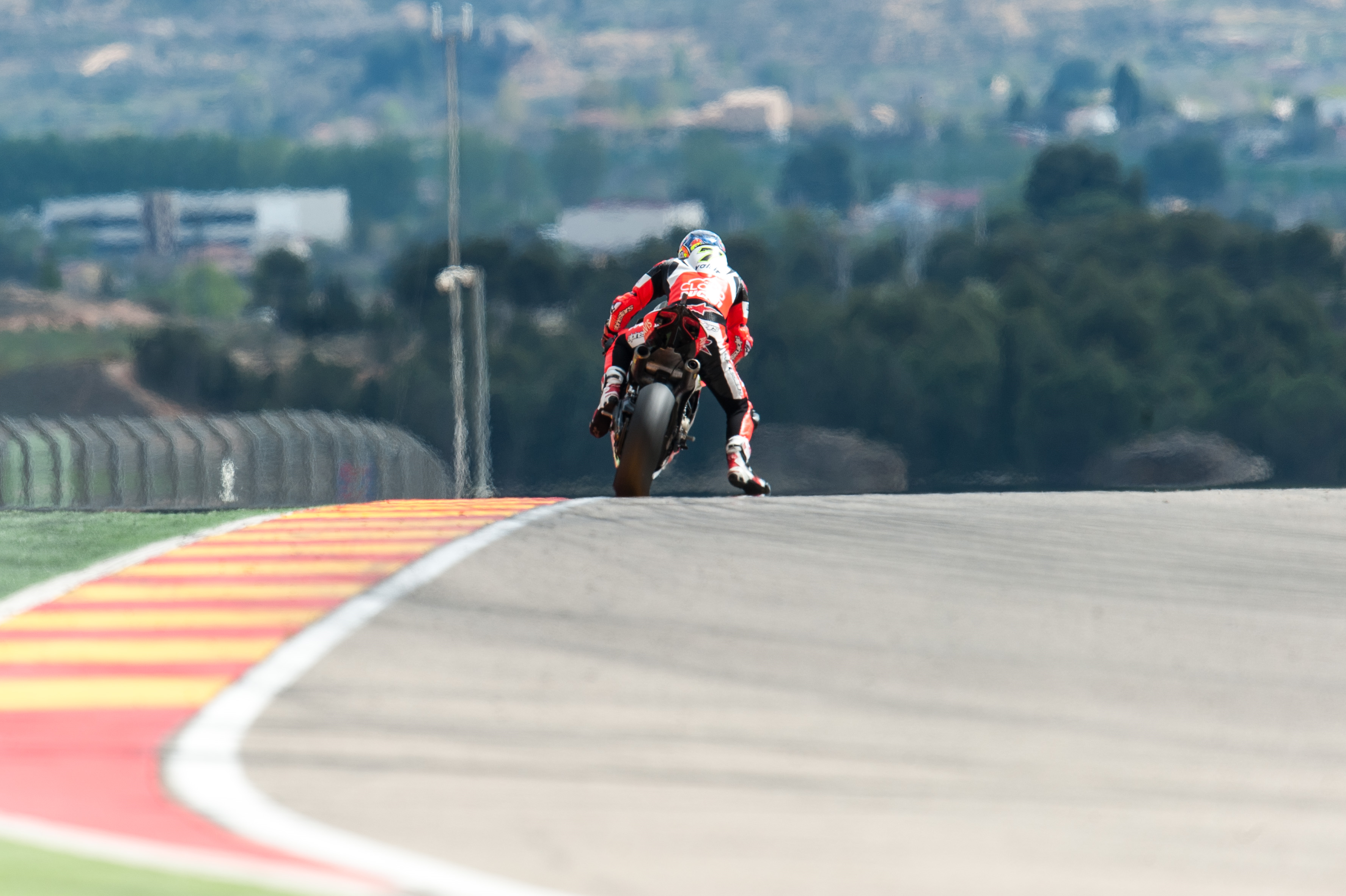 Engine issue hinders Davies on Friday