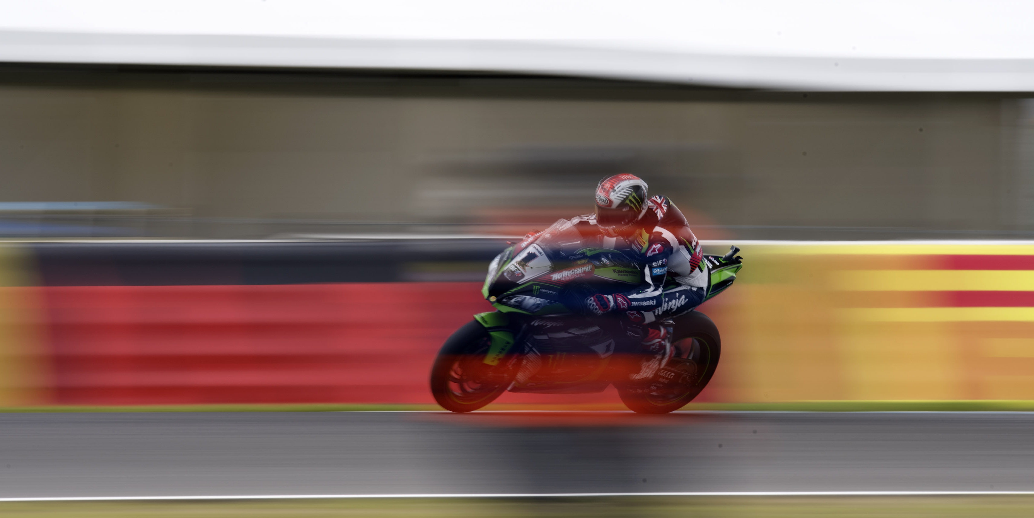 Rea continues win streak as Davies crashes out