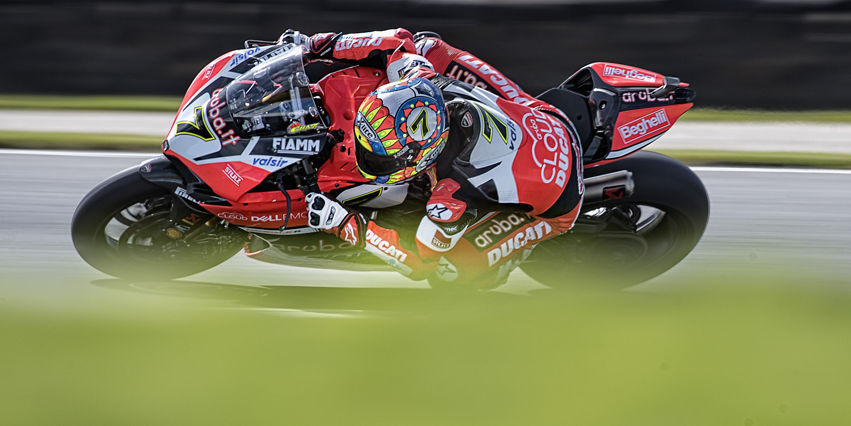 Davies takes pole in Aragon