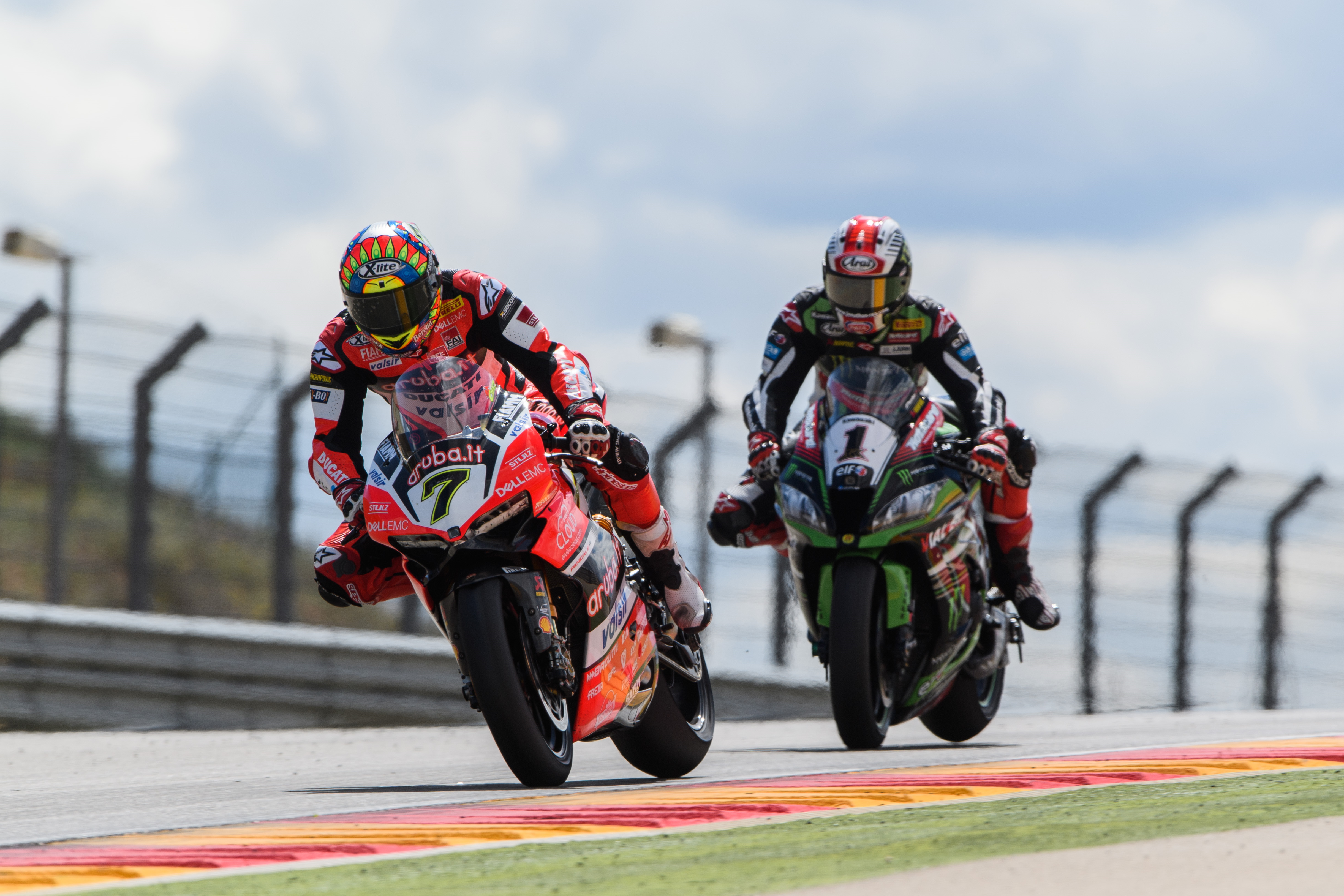 Crash deals big blow to Davies’ title challenge