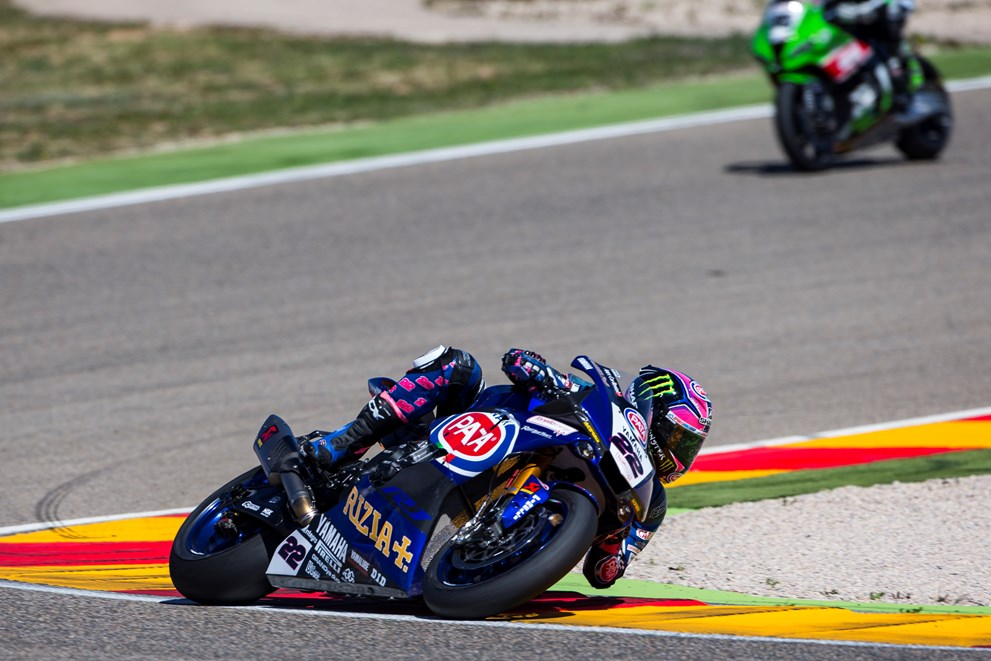 Missed gear costs Lowes dear in race two