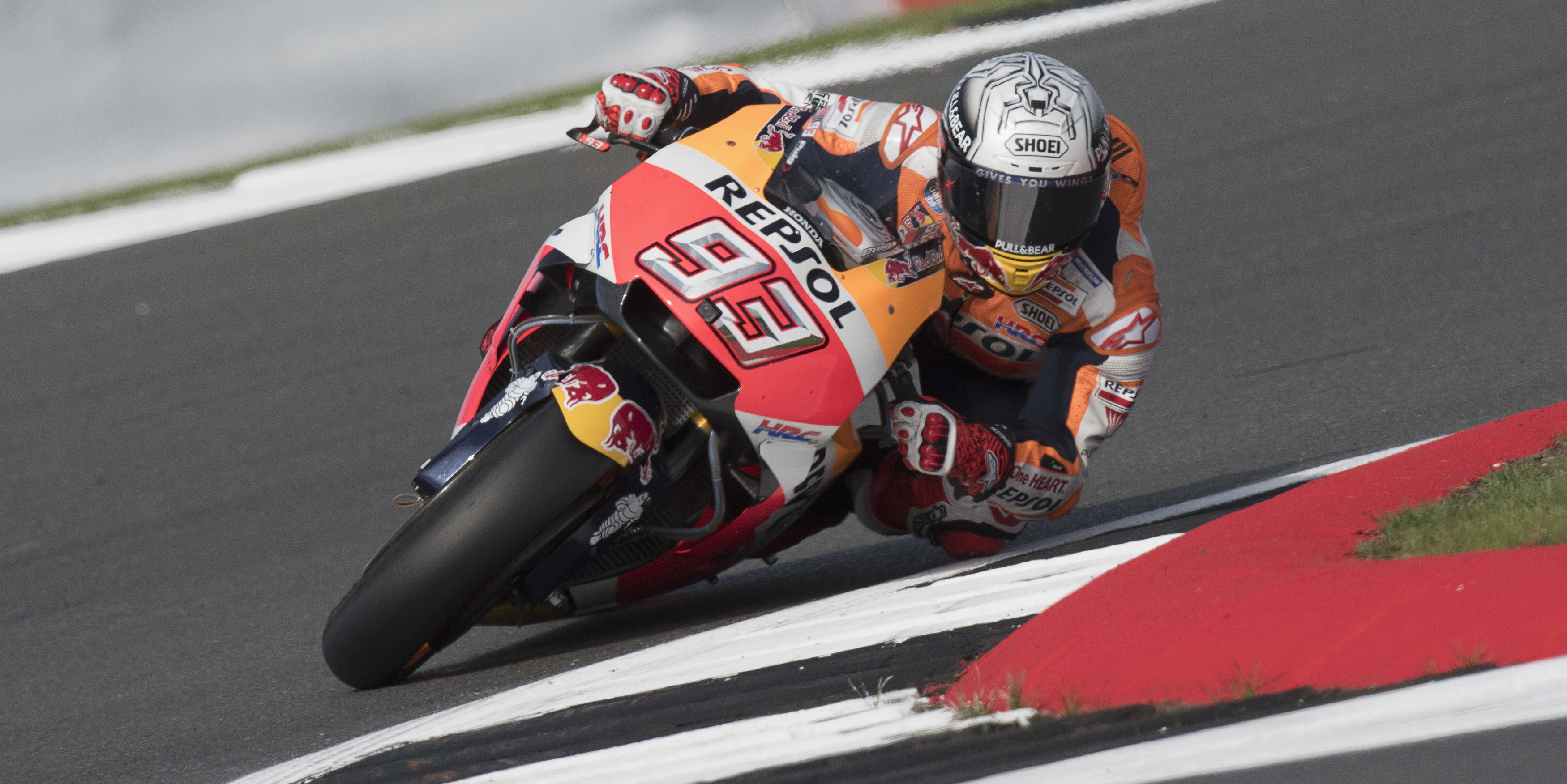 Marquez destroys lap record for Silverstone pole