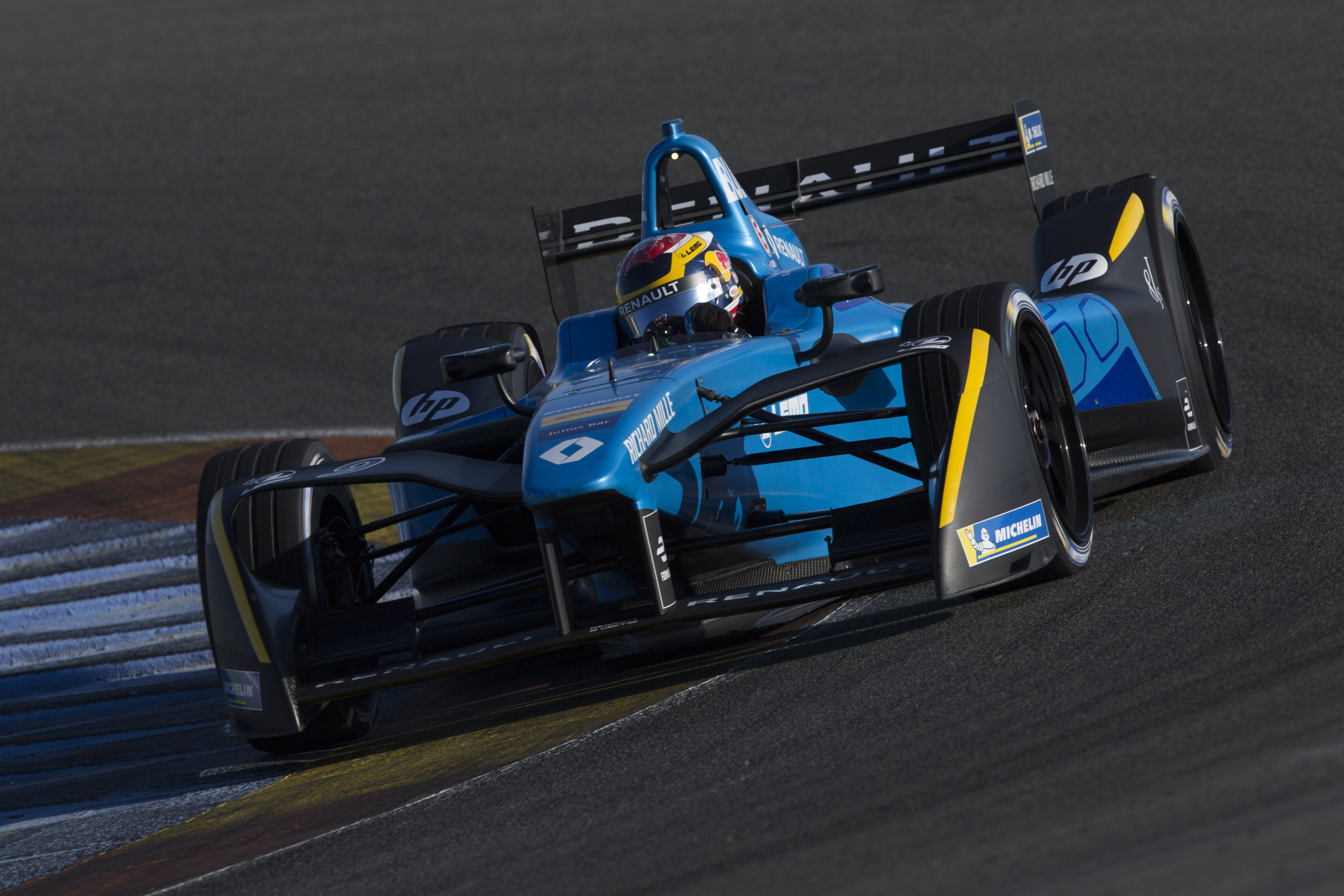 Buemi fastest in season four opening session