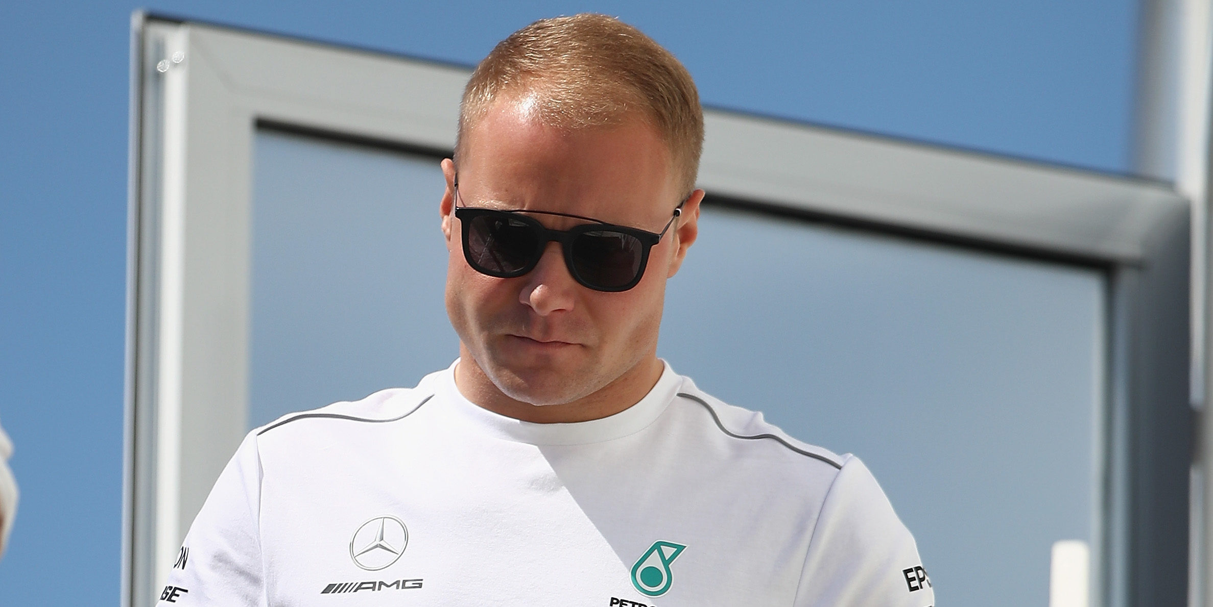 Bottas edges Ricciardo in FP1, Verstappen crashes
