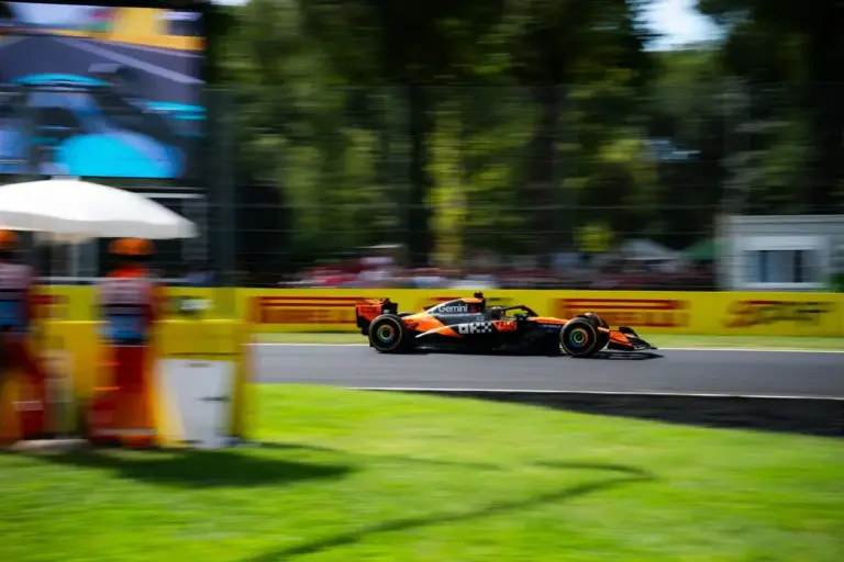 Oscar Piastri crashes out of the 2026 Australian Grand Prix before the race even starts