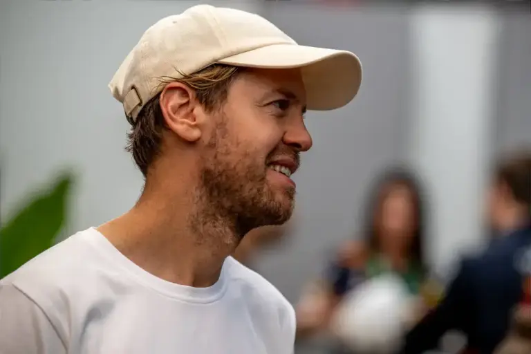 Sebastian Vettel breaks three-hour barrier on London Marathon debut for charity