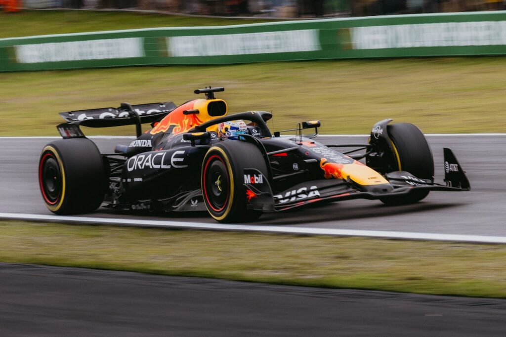Data, tactics & split-second decisions: Surprising strategic similarities between horse racing and F1