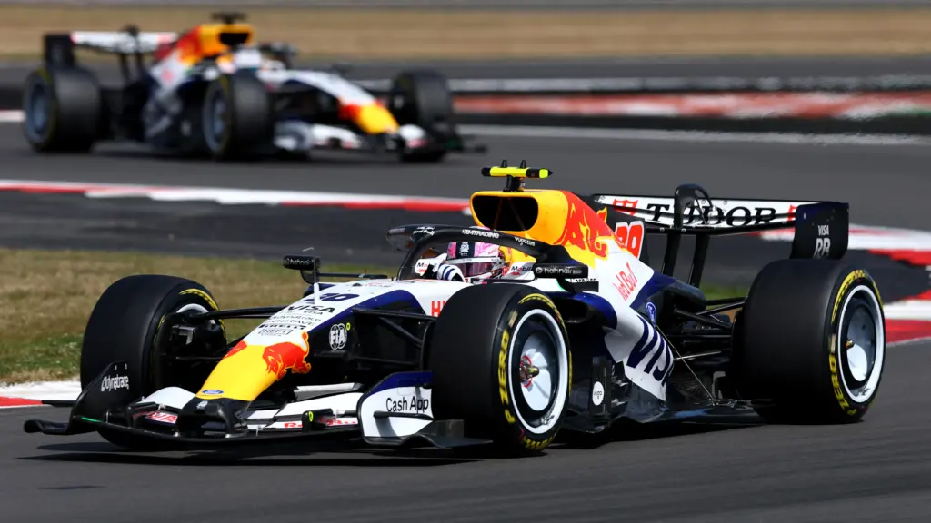 Formula 1 race distance: Formula 1 cars racing on a circuit
