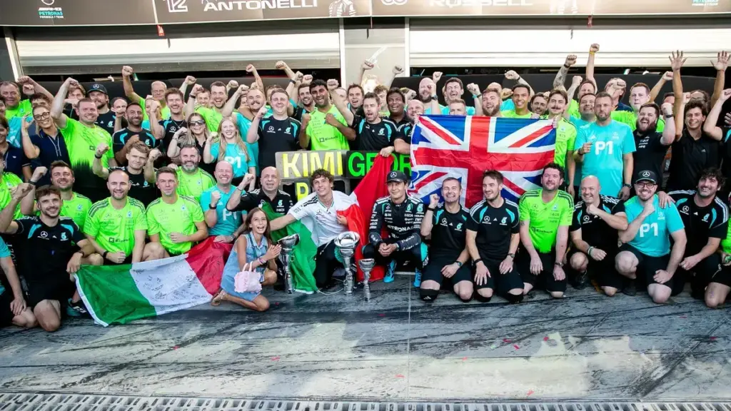 September 6, 2026, Monza, Italy: Andrea Kimi Antonelli (ITA/ Mercedes), George Russell (GBR/ Mercedes) and the mechanics celebrating on a photo team during the Formula 1 Emilia Romagna Grand Prix 2026. (Credit Image: © Gabriel Lopez/ZUMA Press Wire)