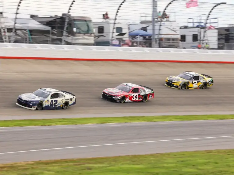 May 30, 2026, Lebanon, Tennessee, USA: Youngs Motorsports driver Logan Bearden (42) and Richard Childress Racing driver Cleetus McFarland (33) race ahead of leader Richard Childress Racing driver Jesse Love (2) during the Sports Illustrated 250 NASCA