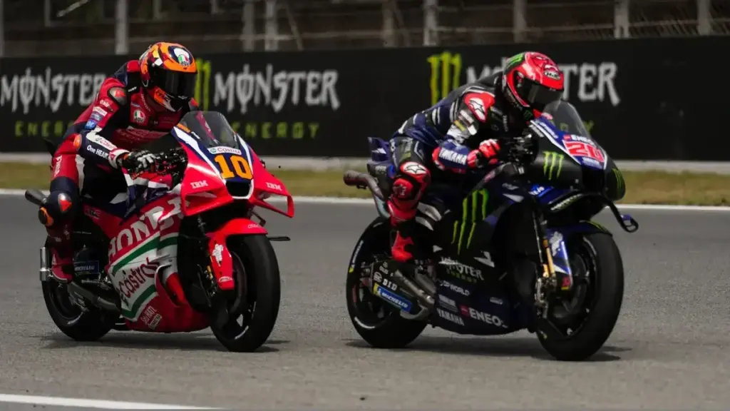 Fabio Quartararo Red Bull: Fabio Quartararo riding his Monster Energy Yamaha next to a Honda rider