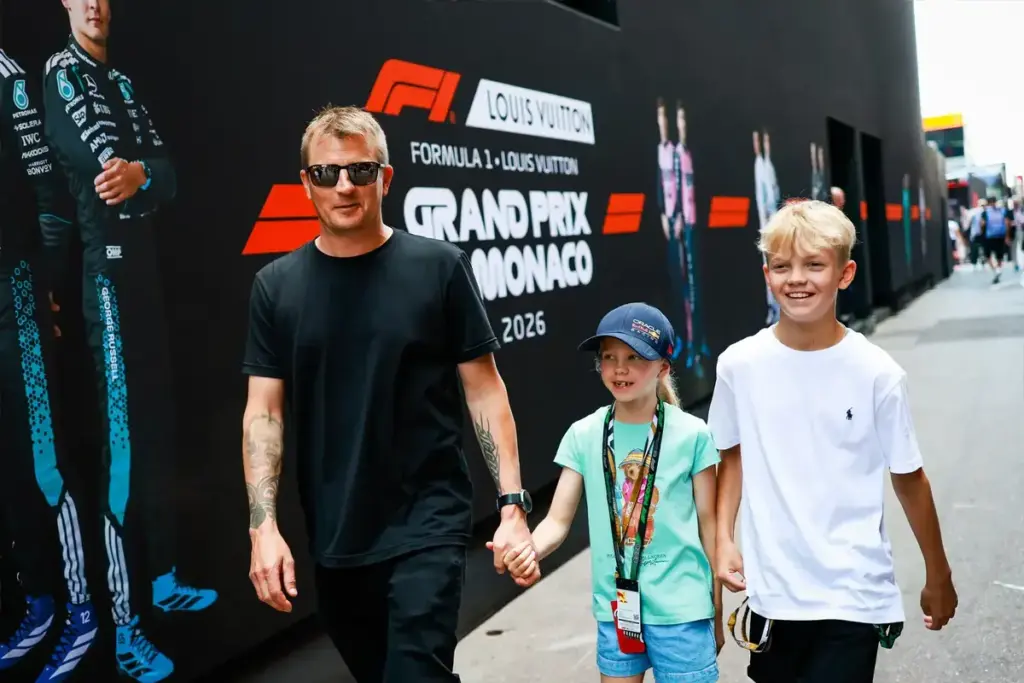 RAIKKONEN Kimi (fin), with his kids, in the paddock during the Formula 1 Grand Prix de Canada 2026, 6th round of the 2026 Formula One World Championship from June 5 to 7, 2026 on the Circuit de Monaco, in Monte-Carlo, Monaco - Photo Florent Gooden /