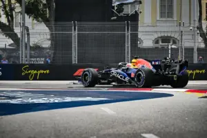 Verstappen beats Russell to Singapore Sprint pole